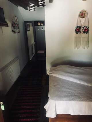 Гостевой дом Floare de Maramures Ваду-Изей Двухместный номер с 1 кроватью и собственной ванной комнатой-1
